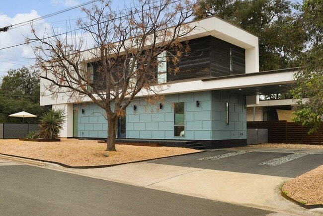 Building Photo - 900 W Live Oak St
