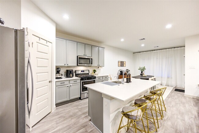 Building Photo - 6846 Dell Vista Drive