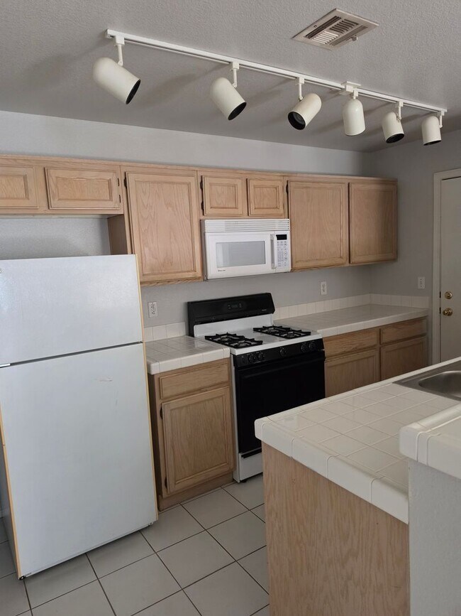 Building Photo - 8452 Boseck Dr