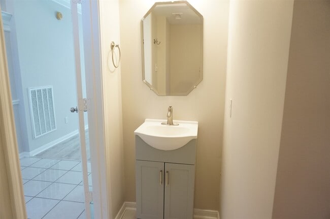 Building Photo - 4607 Forest Home Dr