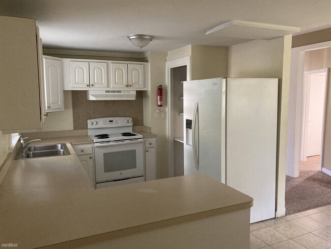 Building Photo - 3 br, 1 bath Triplex - 24 Mount Globe Stre...