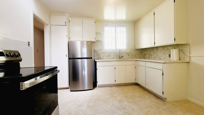 Building Photo - Sunset Single-Family Home Available for Le...