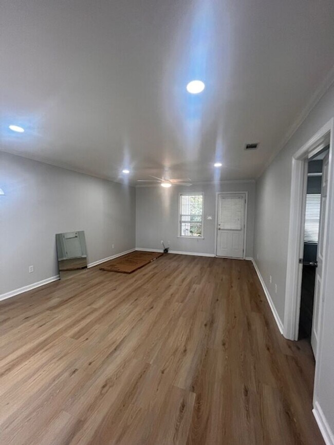 Building Photo - Conveniently located close to shopping, schools, etc.