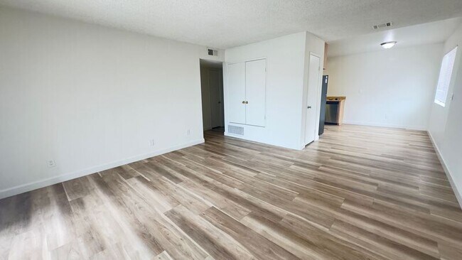 Building Photo - 1520 N California Ave