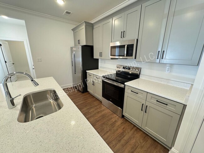Building Photo - 721 Southview Dr