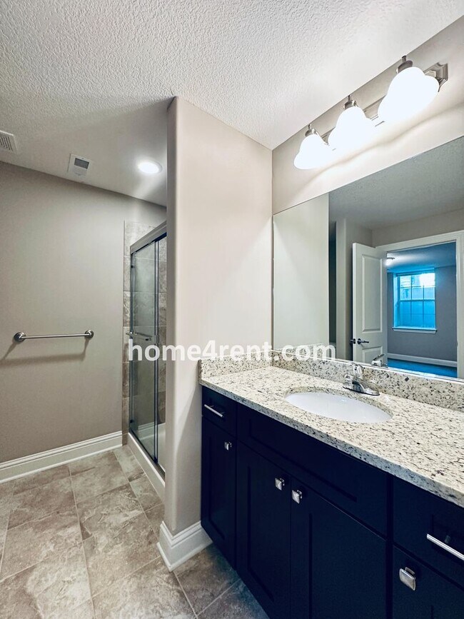 Building Photo - Main Level Primary Bedroom, Updated Kitche...