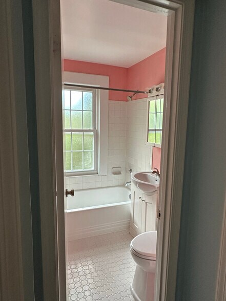 Building Photo - 305 E Duncan Ave