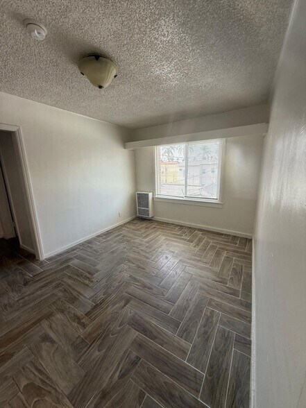 Building Photo - 1117 S Norton Ave