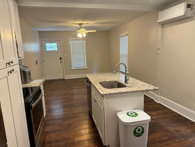 Building Photo - 1218 Pender St