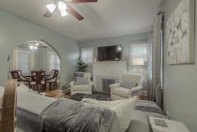 Building Photo - 1145 W 41st Terrace