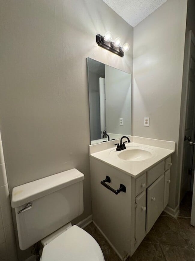 Building Photo - Great Location ! This 2 bedrooms, 1.5 bath townhome is conveniently located in Greer close to sho...