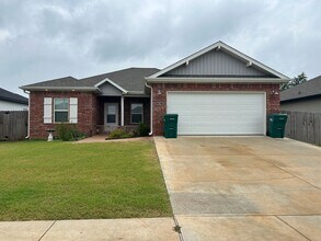 Building Photo - Ready Now! 3 bedroom 2 bath home