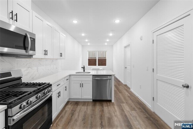 Building Photo - 51 E Main St