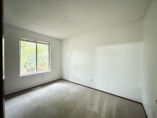 Building Photo - Bright and Open 3 Bed, 1 Bath House!