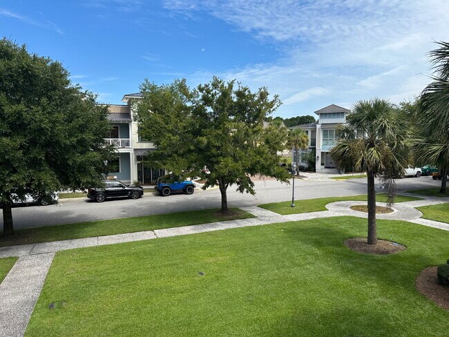 Building Photo - Beautiful Two Bedroom Fully Furnished Townhome Located in Bluffton Village!
