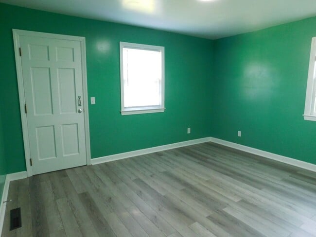 Building Photo - 6455 River Rd