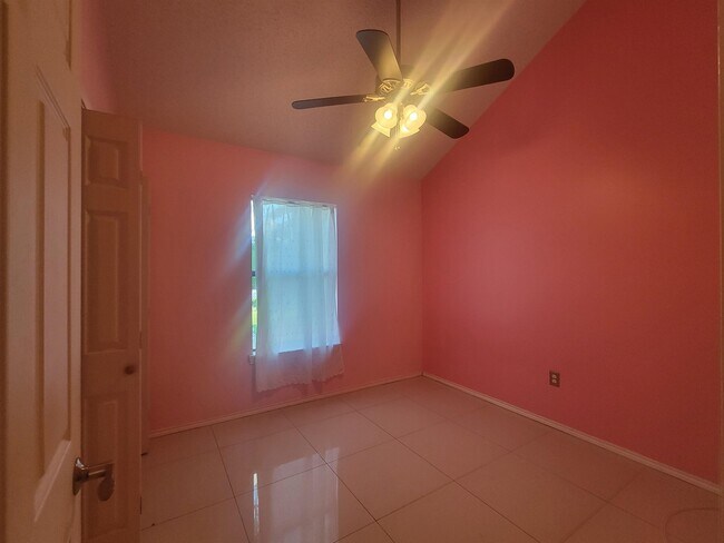Building Photo - 702 Zebra Dr