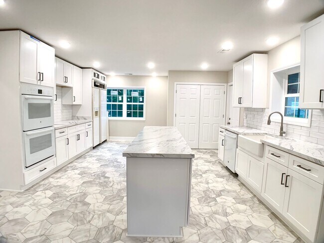 Building Photo - 917 Sinclair Dr