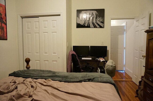 Building Photo - Large 2 bed unit on the Green Line with heat and water included!