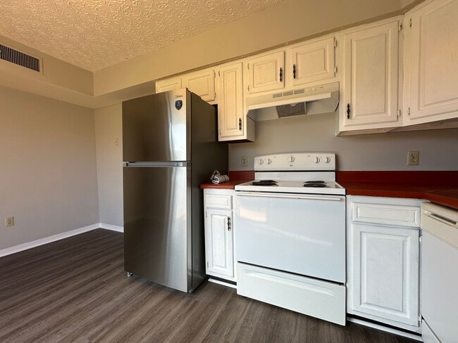 Building Photo - 2 Bedrooms 1.5 baths Townhouse, Kingsport TN