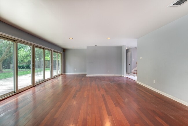 Building Photo - 3927 Pleasant Valley Dr
