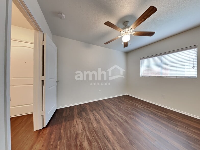 Building Photo - 8528 Hawkview Dr