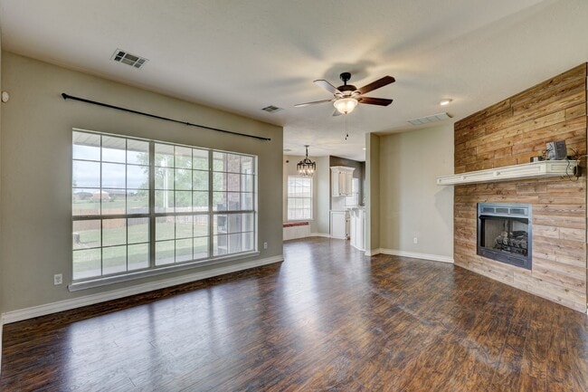 Building Photo - 1605 Silver Oak Dr