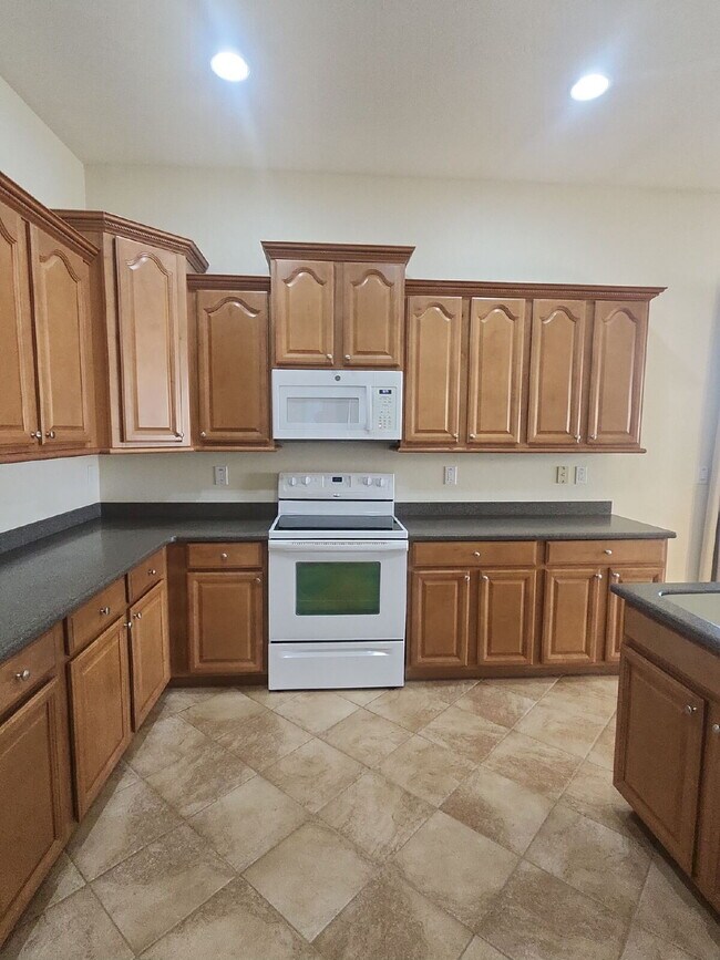 Building Photo - "Charming 3-Bed with 2 Full Baths and 2,162 Sq Ft of Comfort in Vistancia Village Peoria, AZ!"