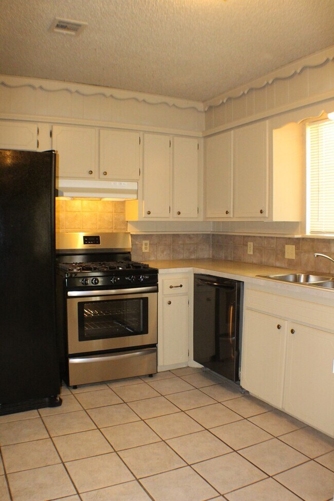 Building Photo - 1312 W Pittsburg St