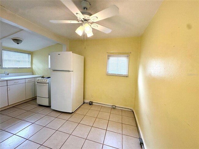 Building Photo - 309 W Comanche Ave