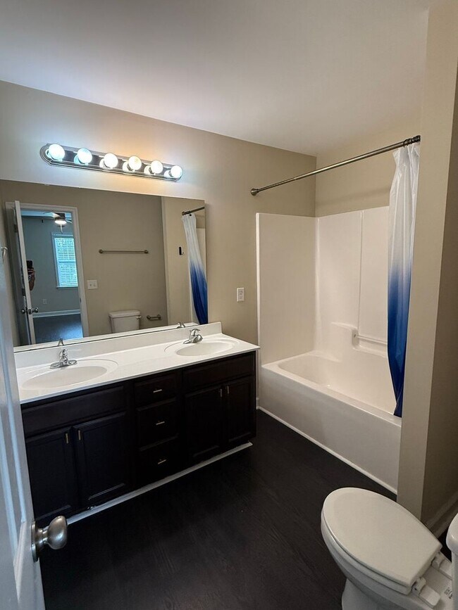 Building Photo - Nice 2 bedroom, 2.5 bath Townhouse