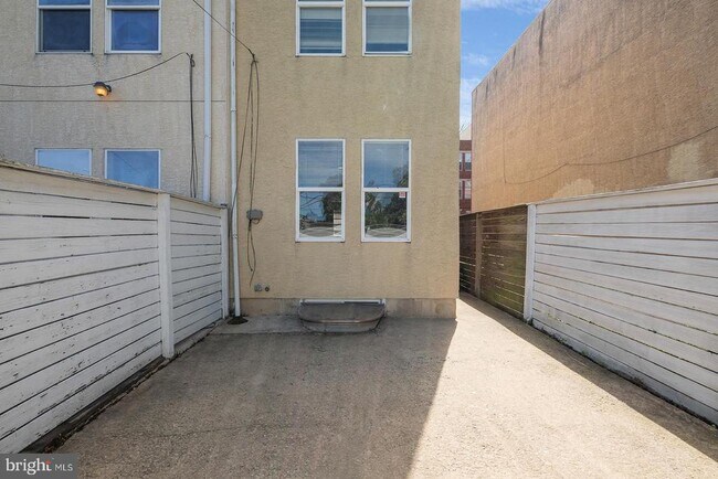 Building Photo - 1940 N Gratz St