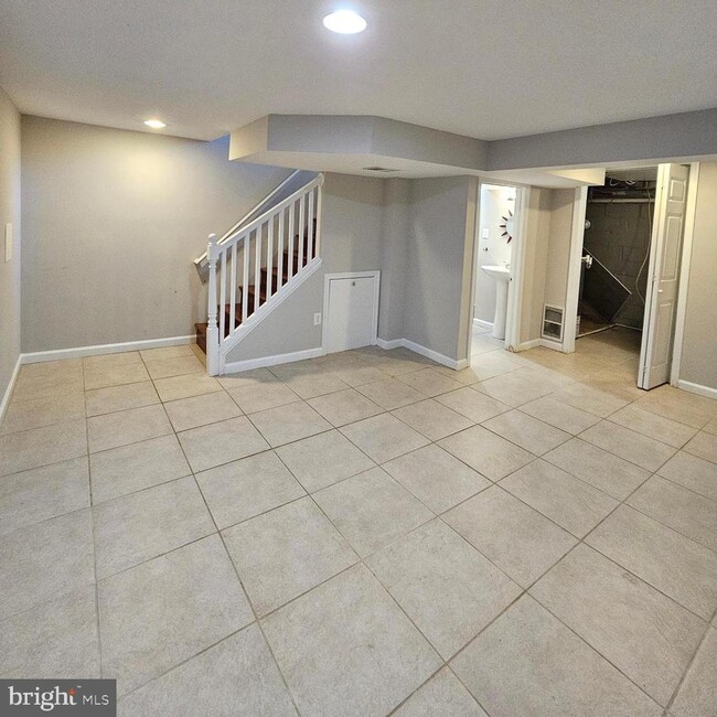 Building Photo - 2214 Arlington Terrace