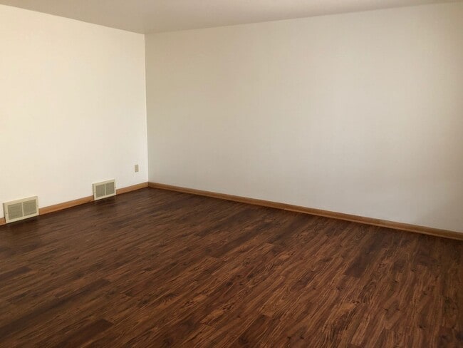 Building Photo - Modern, comfortable townhome living just steps from the Fox River and Oshkosh’s lively downtown.