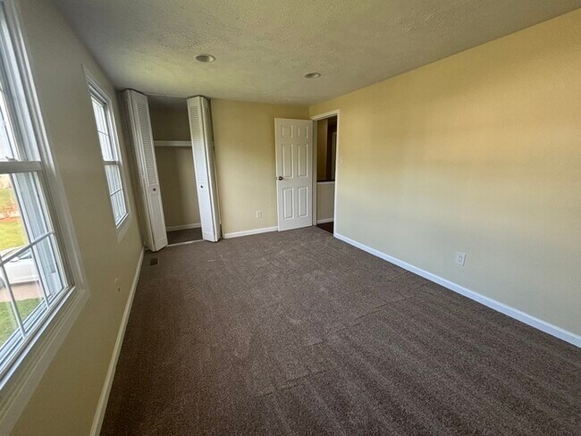 Building Photo - 3 bedrooms plus Den