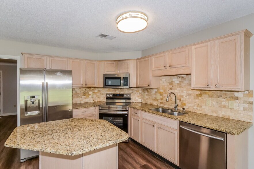 Building Photo - 5554 Lakefront Dr