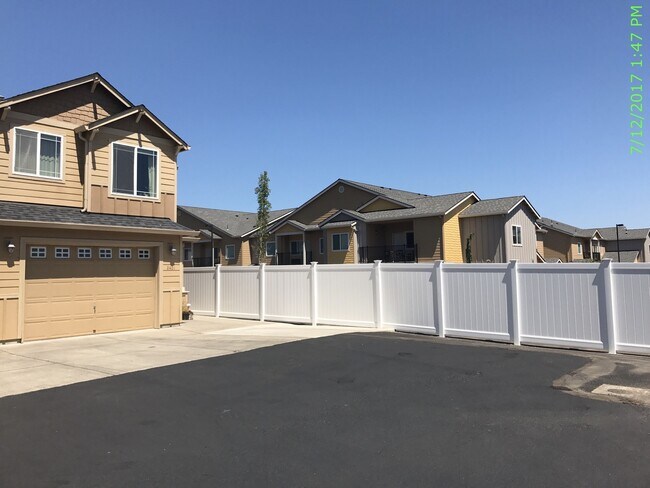 Building Photo - COMING SOON - EZ access to 205 within minu...