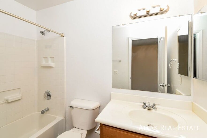 Building Photo - 1118 E Desert Springs Way