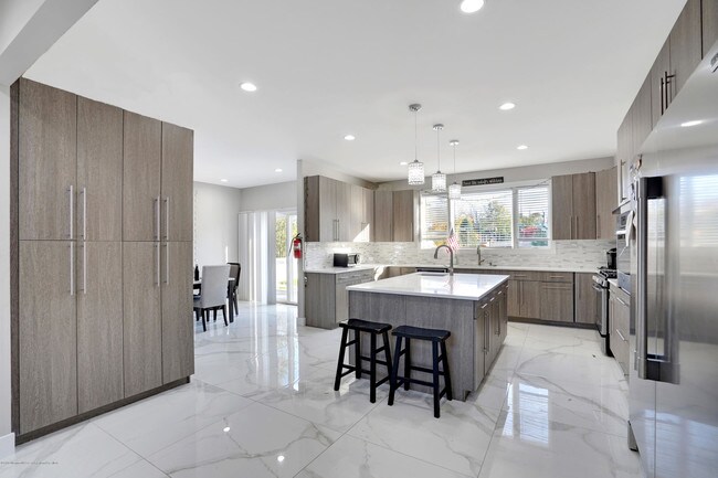 Building Photo - 98 Hollywood Ave