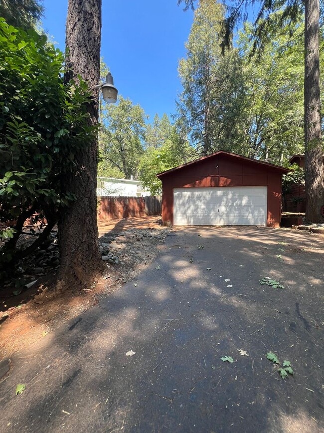 Building Photo - Magalia Home for rent, 1 car garage, 2 bed...
