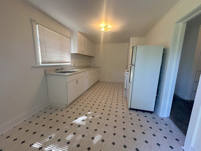 Building Photo - 2 BD, 1 BA cottage
