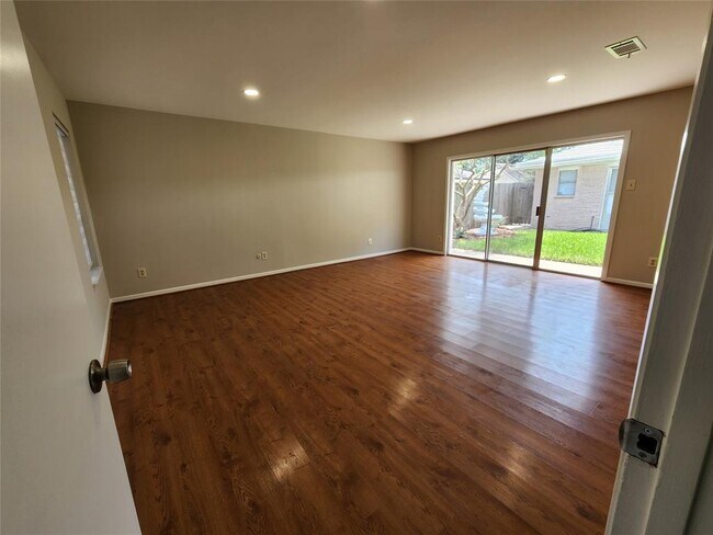 Building Photo - 8023 S Braeswood Blvd