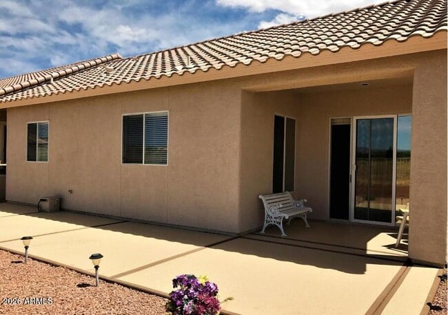 Building Photo - 890 S Golf View Dr