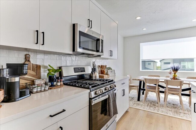 Building Photo - 1055 W 550 S