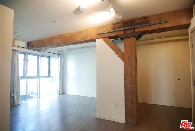 Building Photo - 527 Molino St