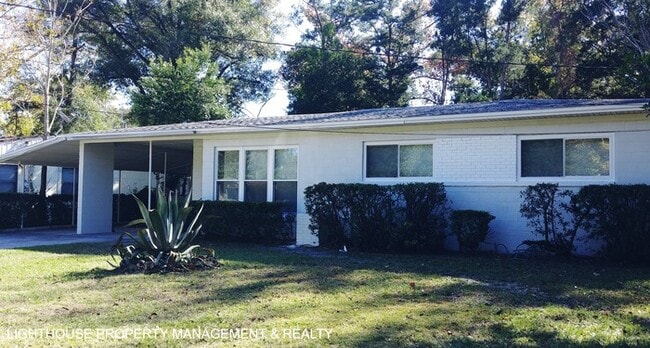 Primary Photo - Large 4 Bed/2 Bath House with Carport & Fe...