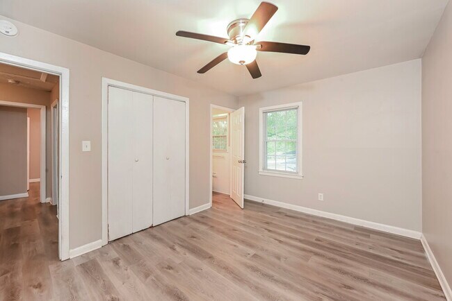 Building Photo - 3135 Robin Rd