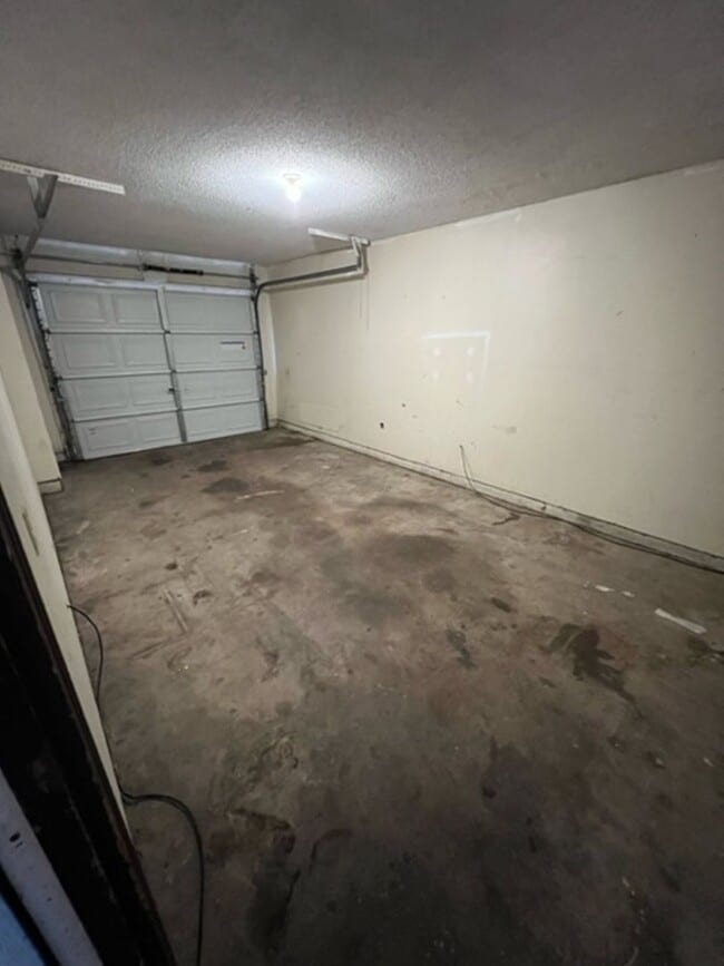 Building Photo - 3 Bedroom Duplex