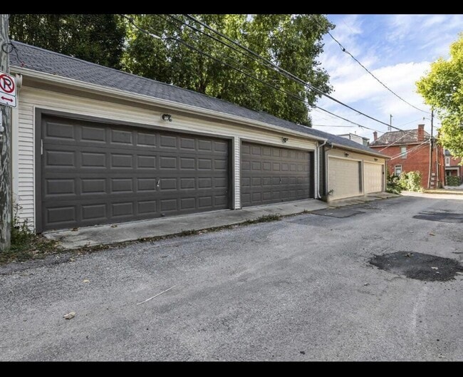 Building Photo - 1107 Highland St