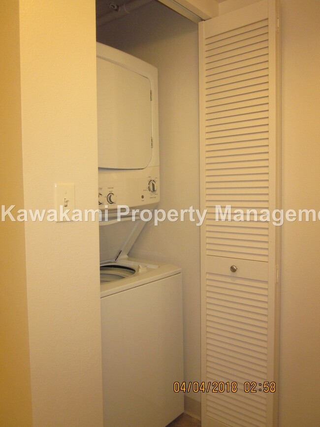 Building Photo - 24th Floor Unit in Kaka'ako Highrise w/Oce...